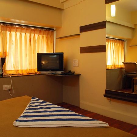 Hotel Golden Palace Pvt Ltd Mumbai  Buitenkant foto